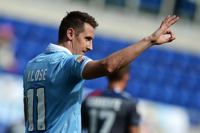Miroslav Klose ha cinque motivi per festeggiare: uno per ogni gol. Ansa